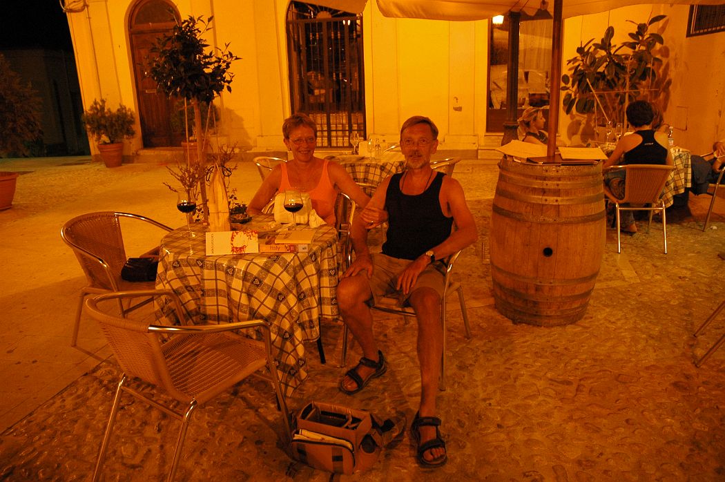 DSC_0164.JPG - Agrigento - vinbaren p� torvet