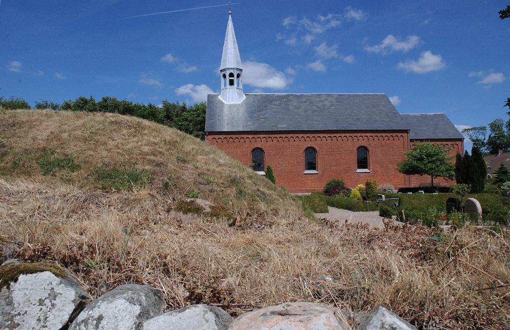 DSC_0701_edeit.jpg - Folding kirke er omgivet af to gravhøje fra oldtiden.