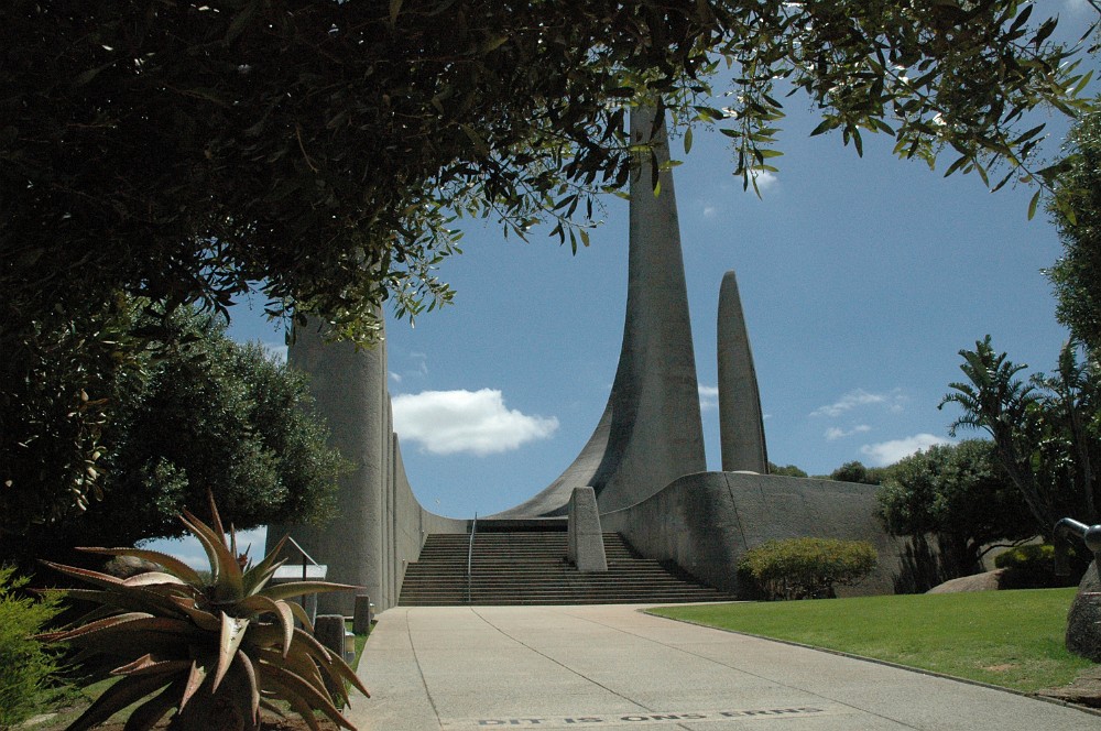 DSC_0513.JPG - Afrikaans Taal Monument: "Dit is ons erns" - "vi mener det alvorligt"...